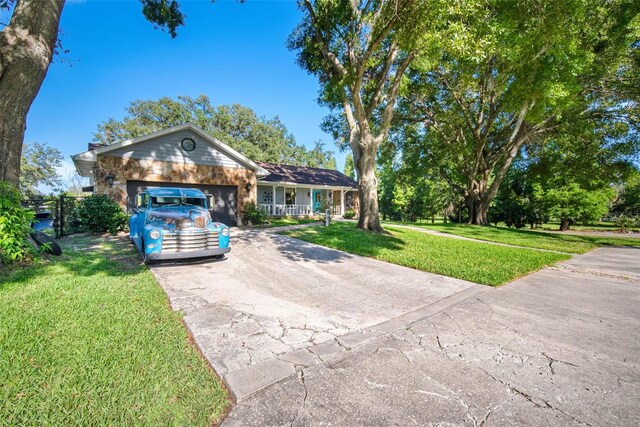 11109 Winn Rd, Riverview, FL 33569 - ranch-style home with driveway, a garage, and a front lawn