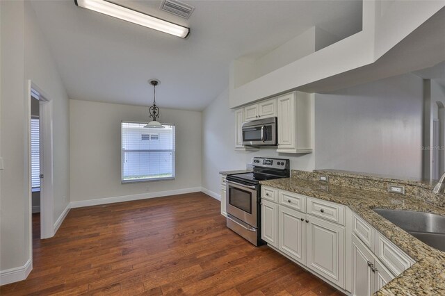 11726 S Stone Ln, Riverview, FL 33569 - kitchen with appliances with stainless steel finishes, a sink, baseboards, vaulted ceiling, and dark wood-type flooring