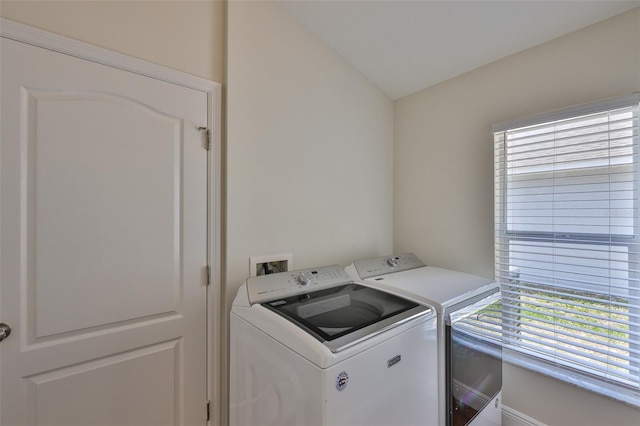 11726 S Stone Ln, Riverview, FL 33569 - laundry room featuring washer and dryer