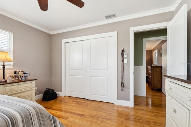 708 Westwood Cir, Brandon, FL 33511 - bedroom with light wood-style flooring, crown molding, a closet, baseboards, and ceiling fan