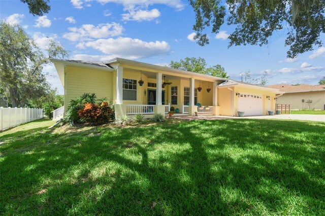 10306 Shalimar Wood Dr, Thonotosassa, FL 33592 - ranch-style home featuring a ceiling fan, a porch, an attached garage, and driveway