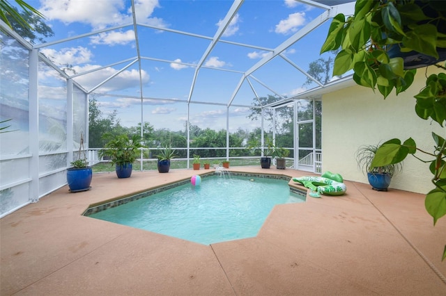 10306 Shalimar Wood Dr, Thonotosassa, FL 33592 - outdoor pool with a patio area and glass enclosure