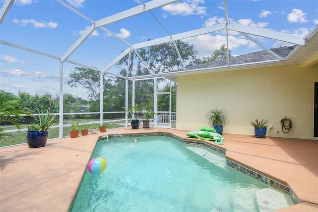 10306 Shalimar Wood Dr, Thonotosassa, FL 33592 - swimming pool featuring a patio and glass enclosure