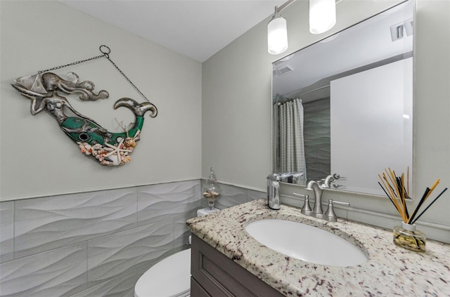 2700 Bayshore Blvd Unit 11405, Dunedin, FL 34698 - bathroom with vanity, tile walls, and a shower with curtain
