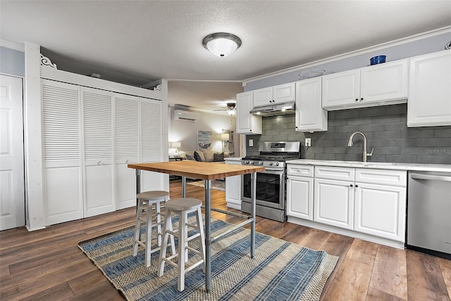 1211 14th St N, Saint Petersburg, FL 33705 - kitchen with appliances with stainless steel finishes, a wall unit AC, a sink, tasteful backsplash, and crown molding
