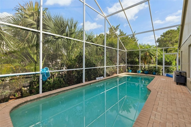 892 Crestridge Cir, Tarpon Springs, FL 34688 - swimming pool featuring a lanai
