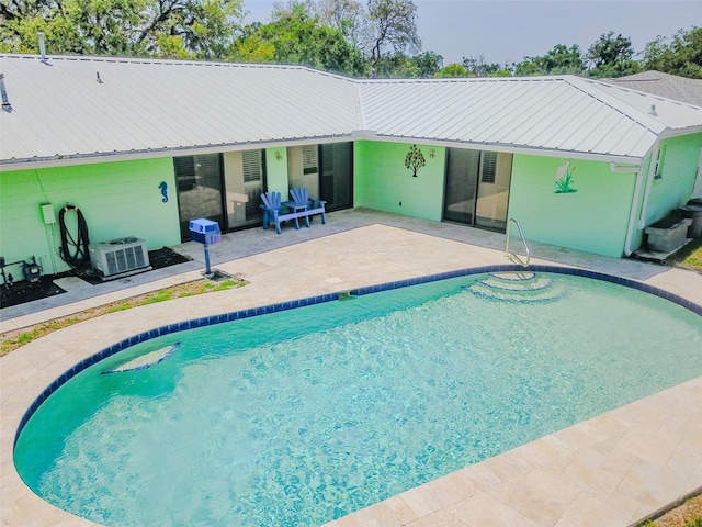 1022 Greenbriar Dr, Brandon, FL 33511 - swimming pool featuring a patio