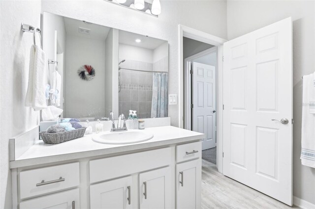 229 St Thomas Dr, Mulberry, FL 33860 - bathroom featuring vanity, wood finished floors, and curtained shower