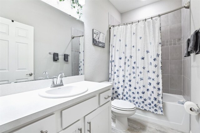 229 St Thomas Dr, Mulberry, FL 33860 - bathroom featuring vanity, toilet, shower / tub combo with curtain, and wood finished floors