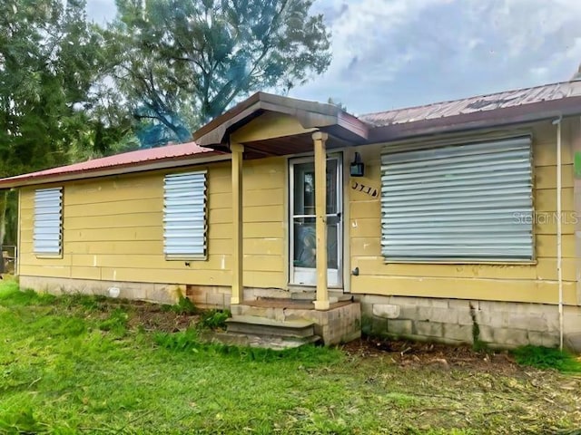2220 Woods Trl, Lakeland, FL 33809 - property entrance featuring metal roof, crawl space, and a yard