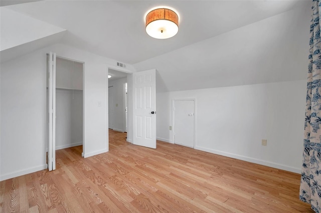 3865 Gatewood Dr, Sarasota, FL 34232 - bonus room featuring light wood-type flooring, vaulted ceiling, and baseboards