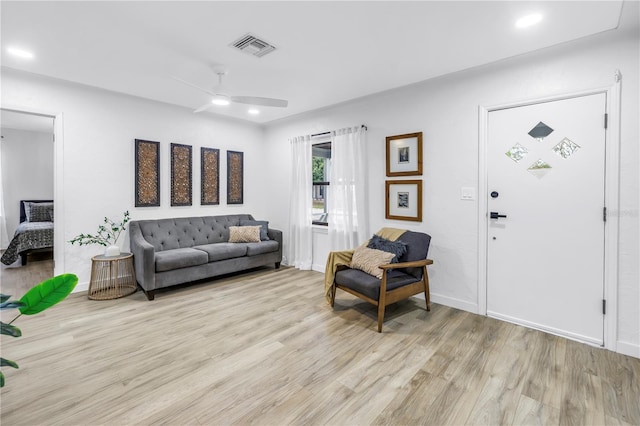 300 33rd Ave N, Saint Petersburg, FL 33704 - living area featuring light wood-type flooring, a ceiling fan, baseboards, and recessed lighting