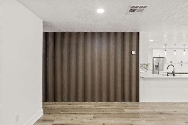 2554 Lake Ellen Cir, Tampa, FL 33618 - unfurnished dining area featuring a sink, recessed lighting, light wood-style flooring, and a textured ceiling