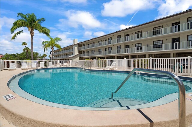 340 Causeway Blvd Unit 104, Dunedin, FL 34698 - view of community pool