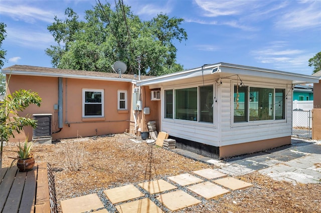 1117 Tyrone Blvd N, Saint Petersburg, FL 33710 - manufactured / mobile home featuring central AC unit