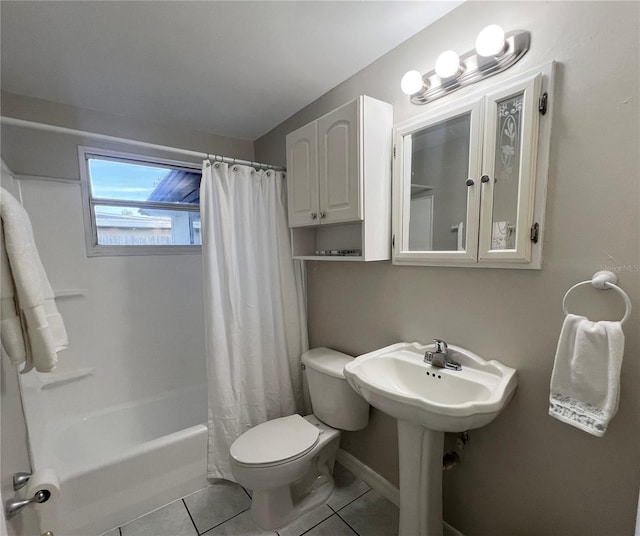 10367 109th Ave, Largo, FL 33773 - bathroom featuring toilet, tile patterned flooring, and shower / tub combo with curtain
