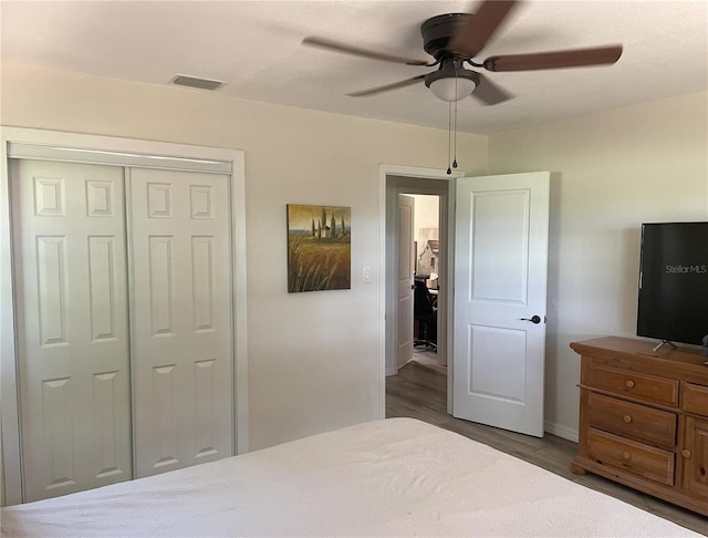 2748 Crk 543, Sumterville, FL 33585 - bedroom with wood finished floors, a closet, a ceiling fan, and baseboards