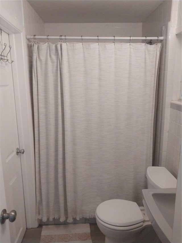 10142 118th Ave, Largo, FL 33773 - full bath with toilet, a shower with shower curtain, and a sink