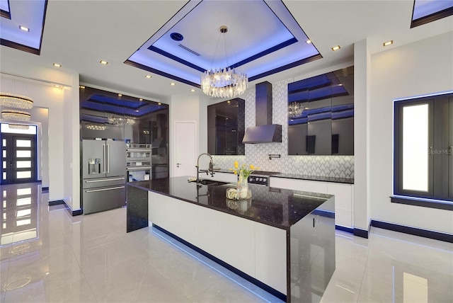 6534 Simone Shores Cir, Apollo Beach, FL 33572 - kitchen with stainless steel appliances, modern cabinets, wall chimney exhaust hood, a chandelier, and tasteful backsplash