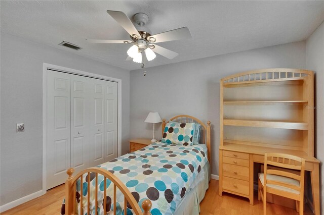 905 Balsamina Dr, Brandon, FL 33510 - bedroom featuring light wood-style flooring, a closet, a ceiling fan, and baseboards