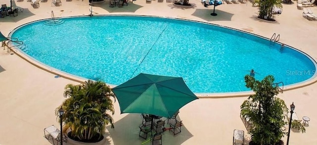 2325 Brookfield Greens Cir Unit 41, Sun City Center, FL 33573 - community pool with a patio