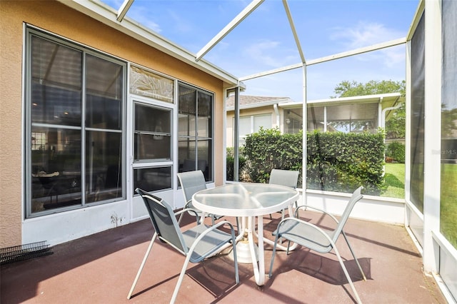 31108 Whitlock Dr, Wesley Chapel, FL 33543 - sunroom with outdoor dining space