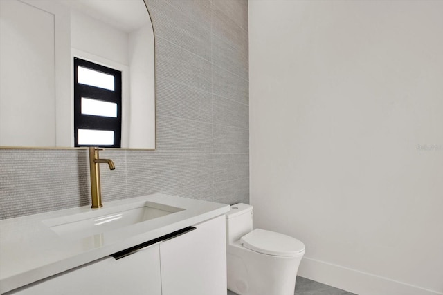 908 W Fribley St, Tampa, FL 33603 - half bathroom with vanity, toilet, and backsplash
