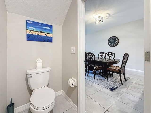 841 Royal Empress Dr, Ruskin, FL 33570 - bathroom with toilet, a textured ceiling, tile patterned floors, and baseboards
