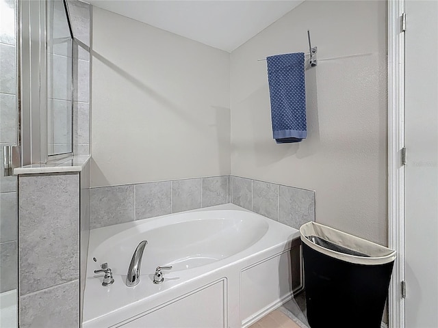 841 Royal Empress Dr, Ruskin, FL 33570 - bathroom featuring a bath and lofted ceiling