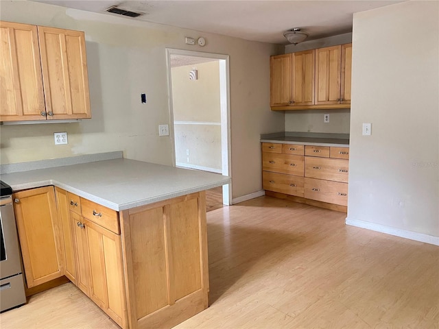 403 E Carolina Ave, Plant City, FL 33563 - kitchen featuring a peninsula, light wood-style floors, light brown cabinets, baseboards, and range