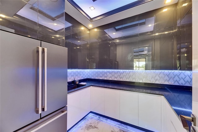 6522 Simone Shores Cir, Apollo Beach, FL 33572 - kitchen with high quality fridge, modern cabinets, and dark countertops