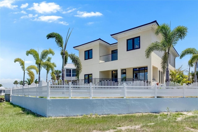 6522 Simone Shores Cir, Apollo Beach, FL 33572 - back of house with stucco siding