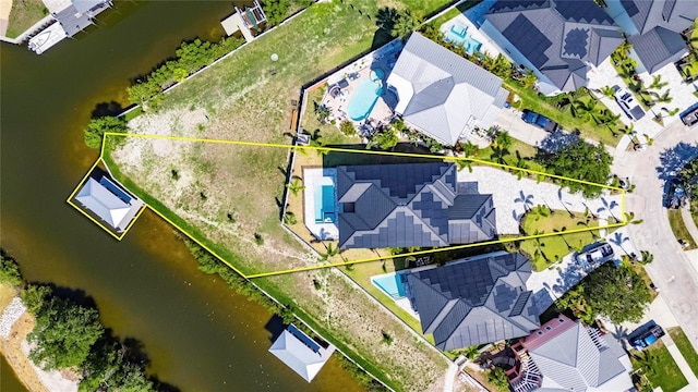 6522 Simone Shores Cir, Apollo Beach, FL 33572 - aerial view of property's location featuring property boundaries highlighted, a large body of water, and a pool area