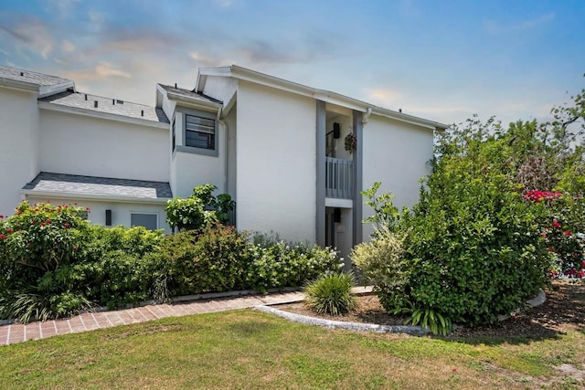 609 Lively Dr Unit B, Sun City Center, FL 33573 - view of side of property with stucco siding and a yard