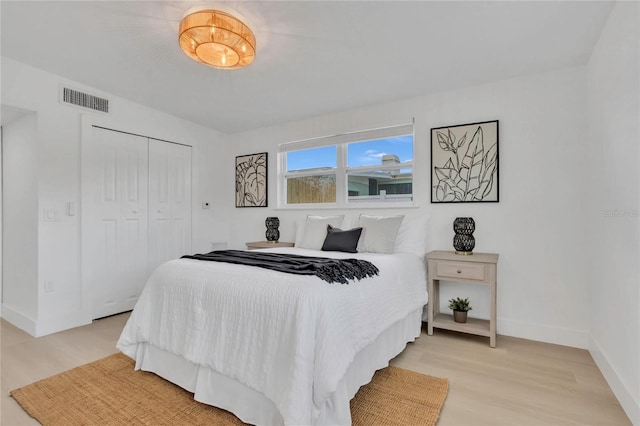 323 48th St NW, Bradenton, FL 34209 - bedroom featuring light wood-type flooring, baseboards, and a closet