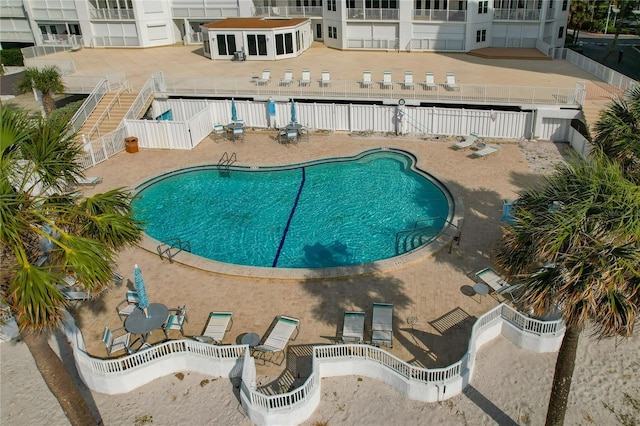 1586 Gulf Blvd Unit 2502, Clearwater, FL 33767 - community pool with a fenced backyard and a patio area
