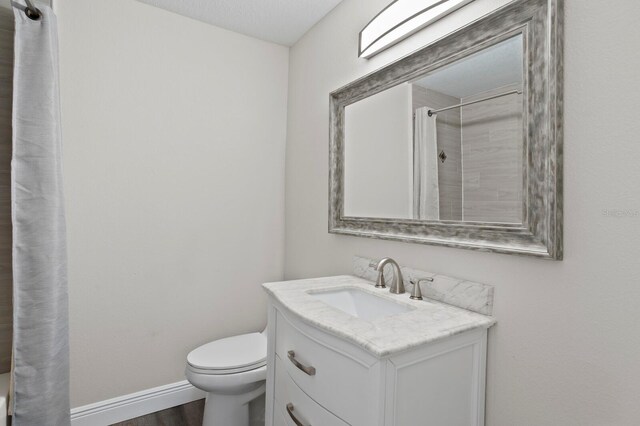 4121 W San Nicholas St, Tampa, FL 33629 - full bath featuring vanity, toilet, baseboards, a shower with shower curtain, and wood finished floors