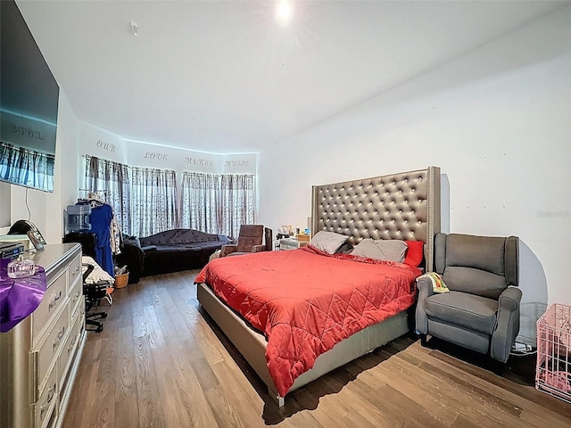 4916 Rolling Green Dr, Wesley Chapel, FL 33543 - bedroom featuring wood finished floors