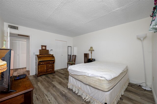 2928 Feather Dr, Clearwater, FL 33759 - bedroom with wood finished floors, a closet, and a textured ceiling