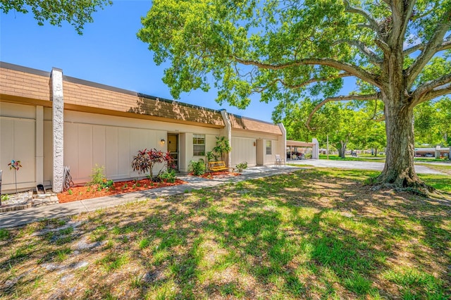 2928 Feather Dr, Clearwater, FL 33759 - view of front facade featuring mansard roof and a front lawn