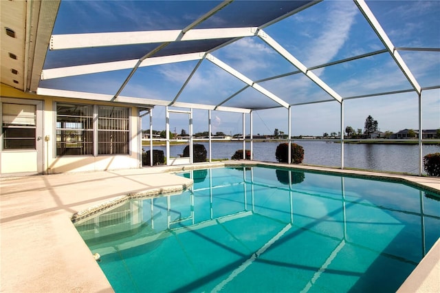 1009 Andover Cir, Sun City Center, FL 33573 - swimming pool featuring a water view and a patio area