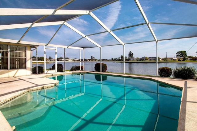 1009 Andover Cir, Sun City Center, FL 33573 - swimming pool featuring a patio area, a water view, and a lanai