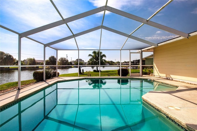 1009 Andover Cir, Sun City Center, FL 33573 - swimming pool with a water view and a patio
