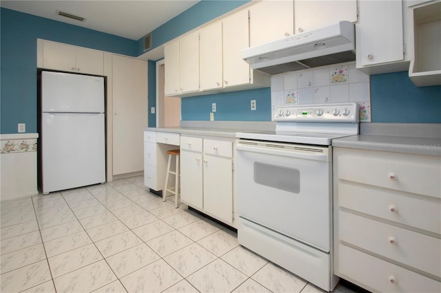 1009 Andover Cir, Sun City Center, FL 33573 - kitchen featuring white appliances, under cabinet range hood, light countertops, and tasteful backsplash