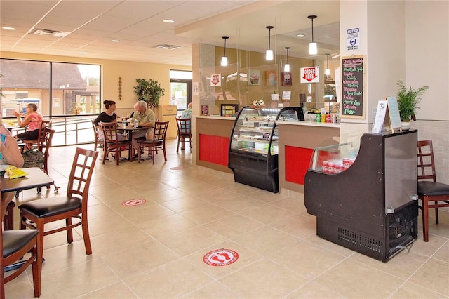 1009 Andover Cir, Sun City Center, FL 33573 - reception area featuring recessed lighting