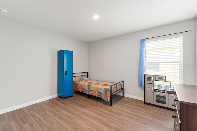 7839 N Quibble Ave, Citrus Springs, FL 34434 - bedroom featuring light wood-style flooring, baseboards, and recessed lighting