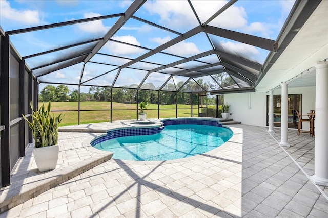 2900 Sandpiper Pl, Clearwater, FL 33762 - view of swimming pool featuring a patio, a pool with connected hot tub, and a lanai