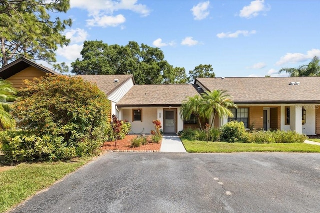 7633 Piping Rock Ct Unit 7633, New Port Richey, FL 34654 - ranch-style house featuring roof with shingles