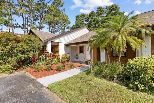 7633 Piping Rock Ct Unit 7633, New Port Richey, FL 34654 - view of front facade featuring roof with shingles