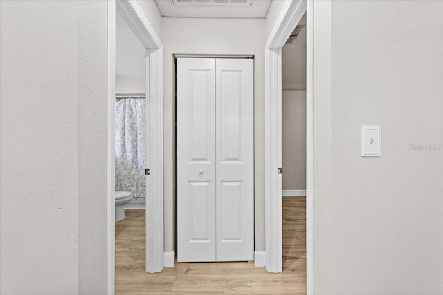 7633 Piping Rock Ct Unit 7633, New Port Richey, FL 34654 - hall featuring light wood finished floors and baseboards